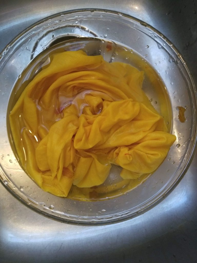 rinse fabric from onion skin natural dye