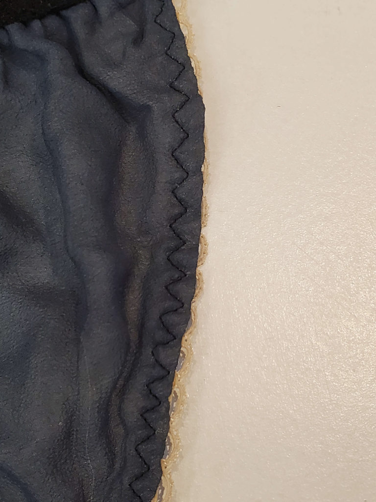Finished elastic lingerie edge with 3 step zig--zag stitch